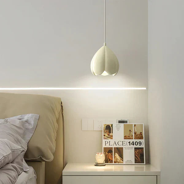 FlowerGlow Pendant Lamp - Elegant Cream-Colored Pendant Lamp for Warm, Atmospheric Interiors