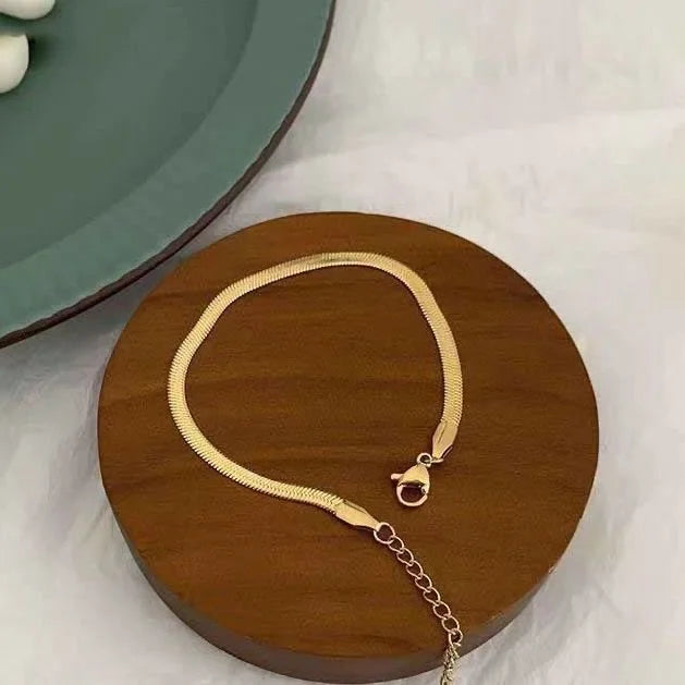 Isolde Snake Anklet - A Beautiful Accessory for Every Occasion!