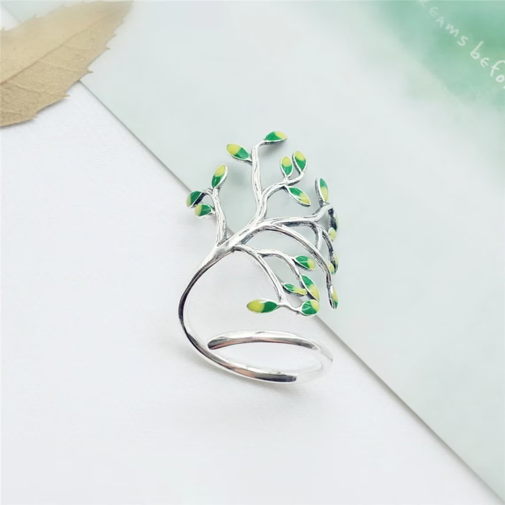 SilverLeaf Ring – Elegant Green Leaf Details