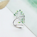 SilverLeaf Ring – Elegant Green Leaf Details
