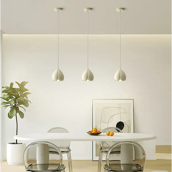 FlowerGlow Pendant Lamp - Elegant Cream-Colored Pendant Lamp for Warm, Atmospheric Interiors