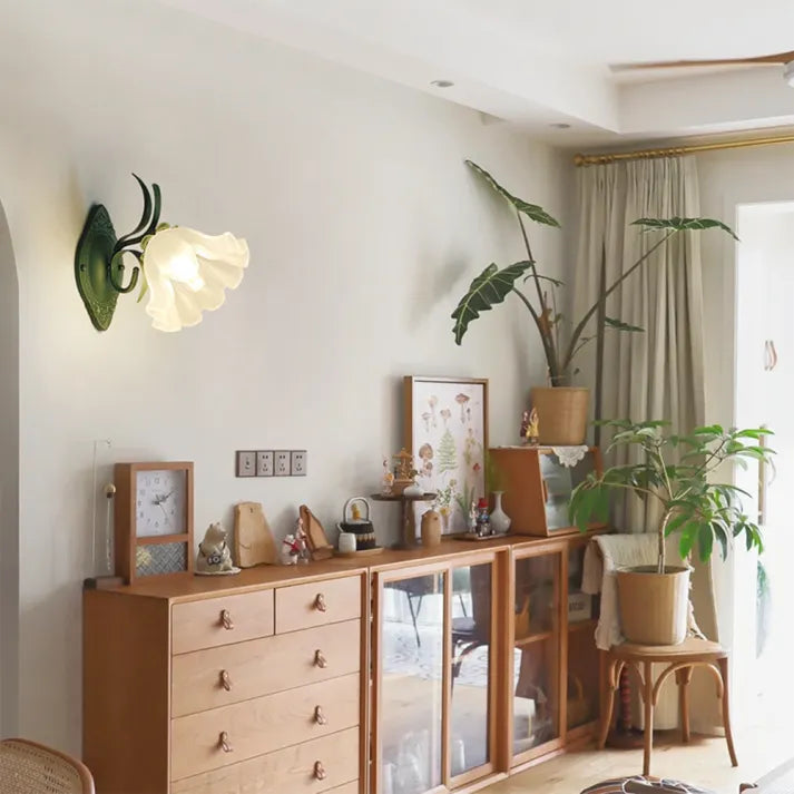 LilyGlow Wall Lamp - Elegant Nature-Inspired Lighting