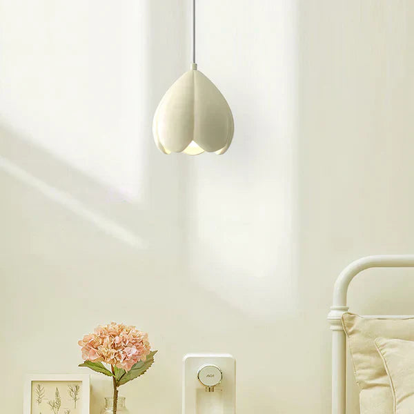 FlowerGlow Pendant Lamp - Elegant Cream-Colored Pendant Lamp for Warm, Atmospheric Interiors