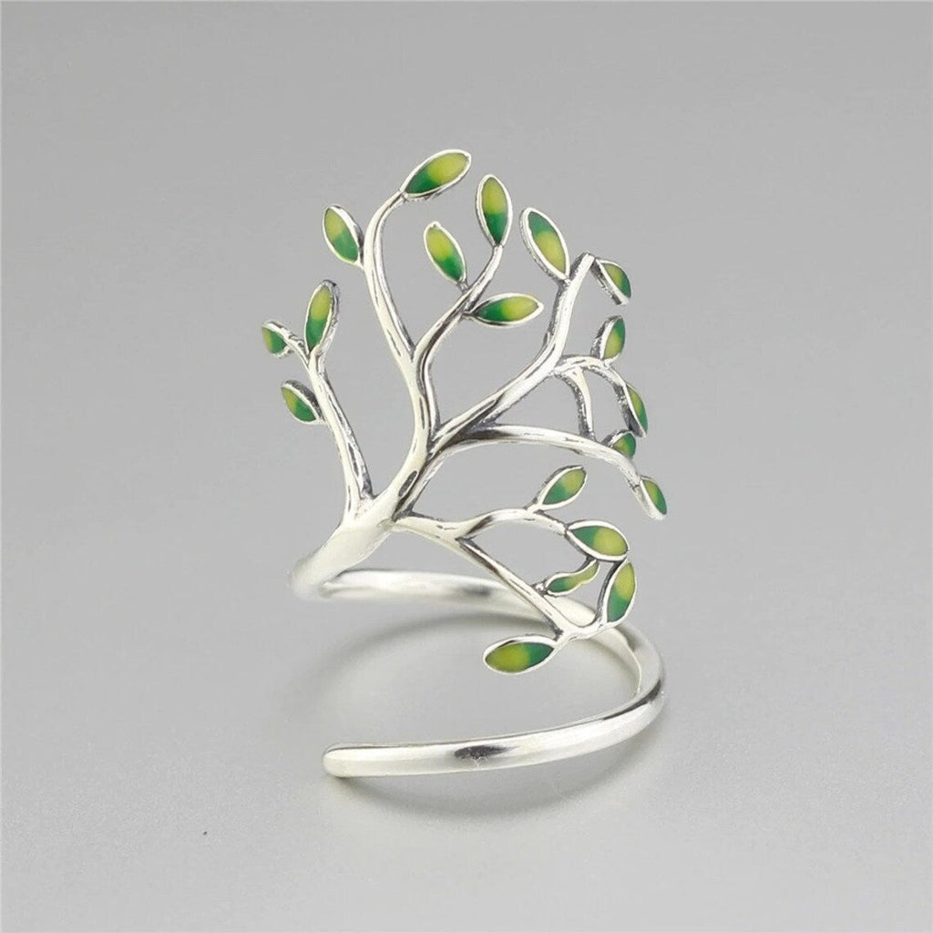 SilverLeaf Ring – Elegant Green Leaf Details