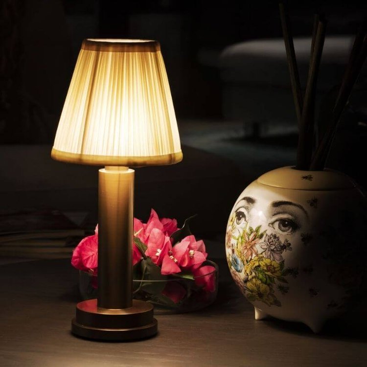 Wireless Elegance: Luxurious Dimmable Fabric Table Lamp