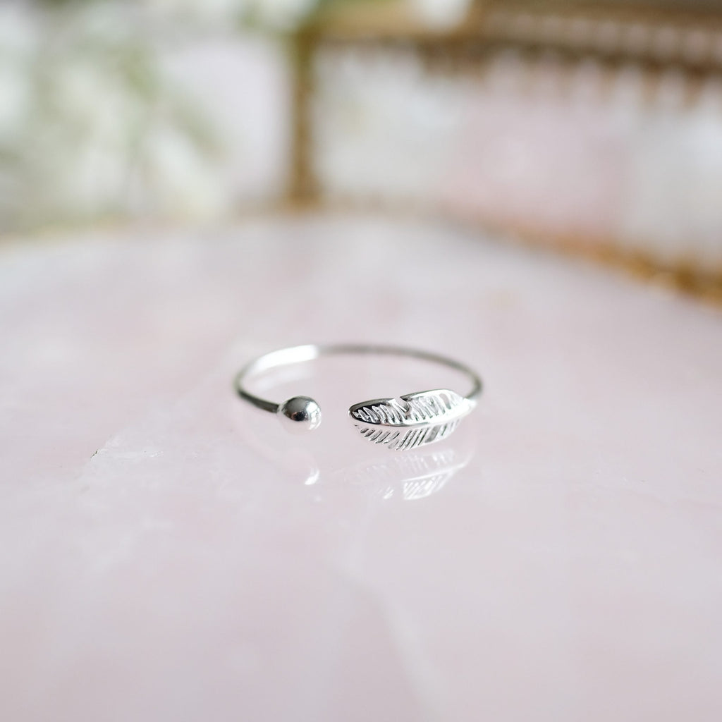 SilverPlume Ring – Elegant Silver Ring with Feather Motif