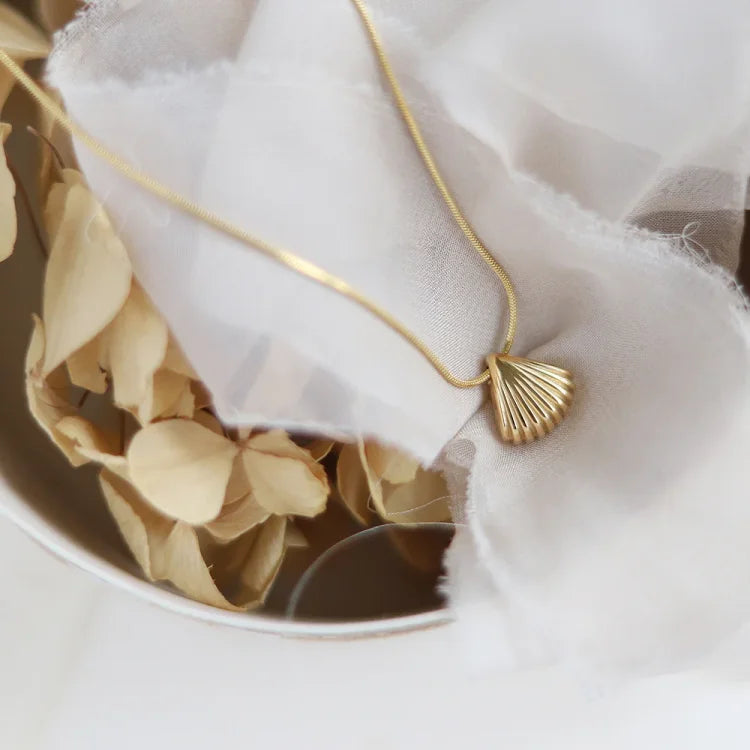 Elegant Lilac Flower Necklace with Golden Scallop Shell