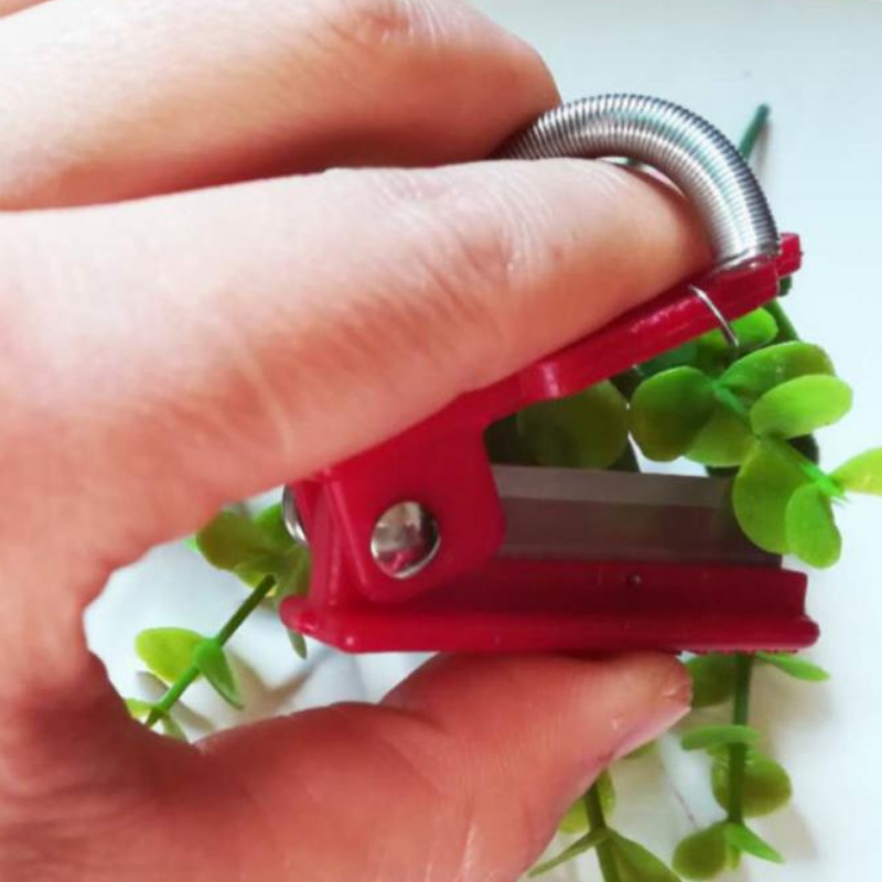 GardenGrip Tool – Easily Pick Fruits and Vegetables