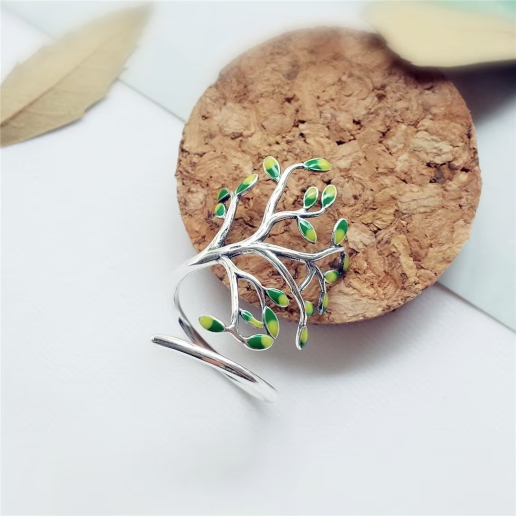 SilverLeaf Ring – Elegant Green Leaf Details