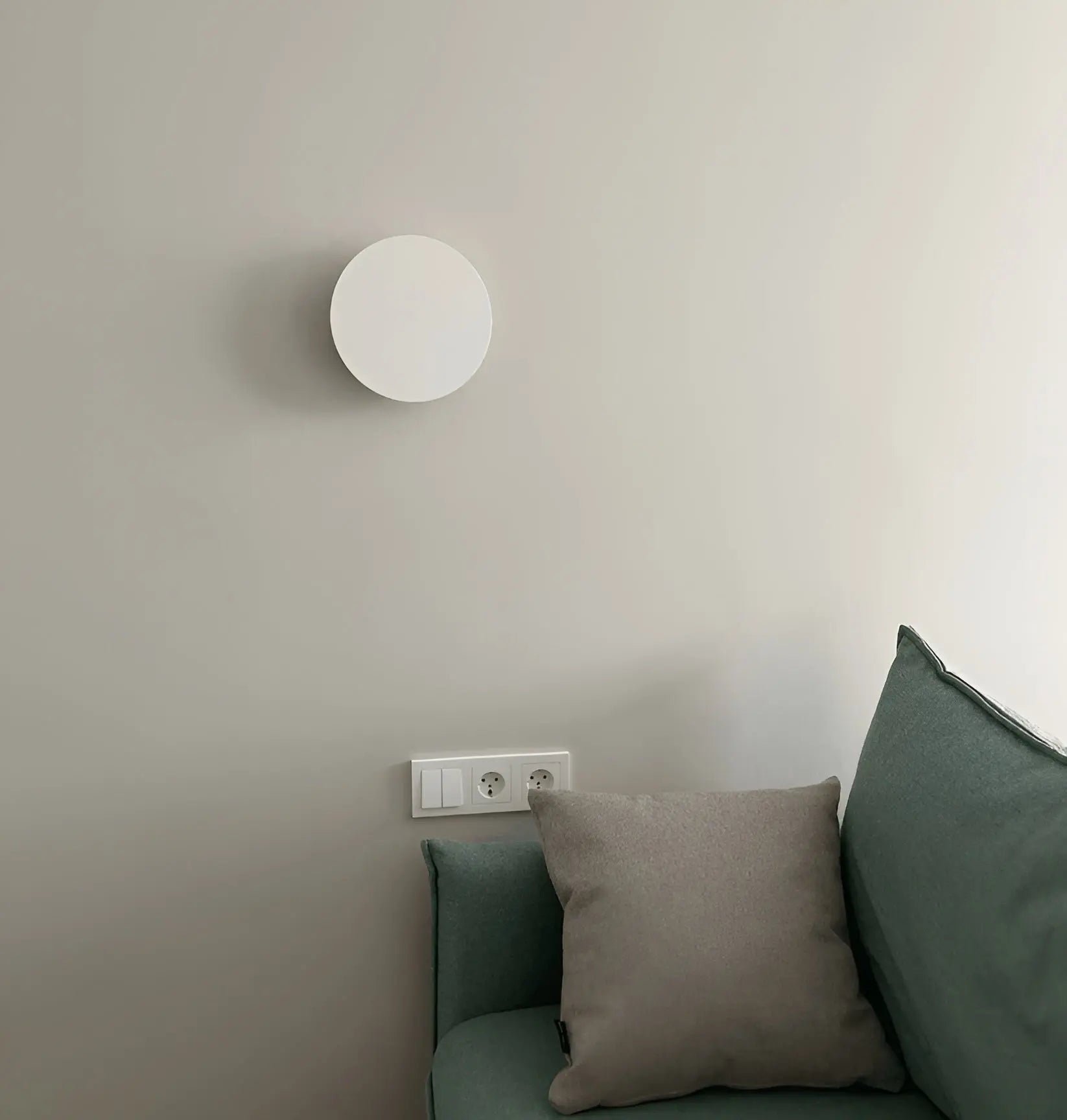 Stylish Lighting: Luxury LED Wall Lamp with Elegant Acrylic and Touch Control