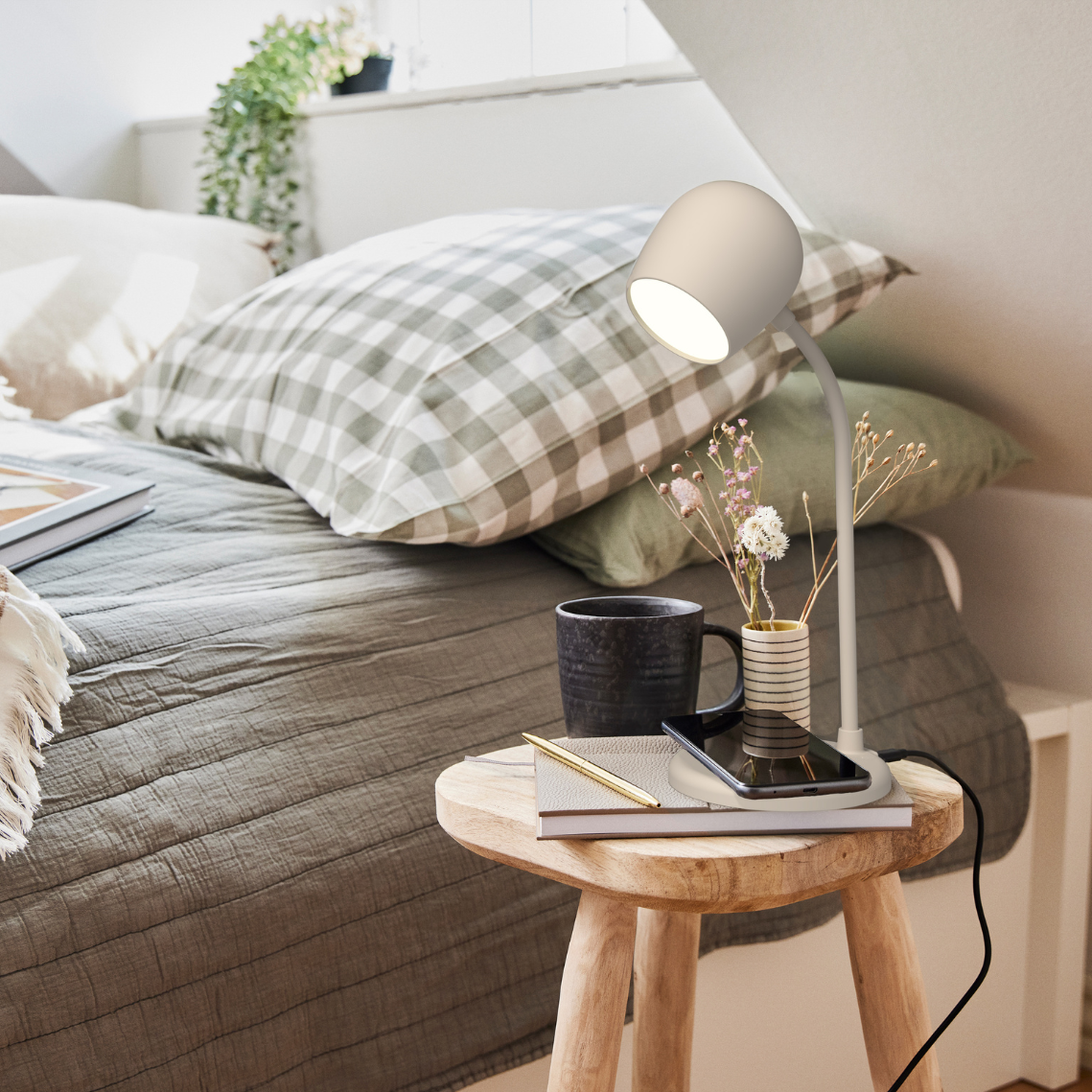 SmartGlow - LED Lamp with Bluetooth and Charging