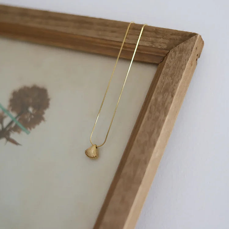 Elegant Lilac Flower Necklace with Golden Scallop Shell