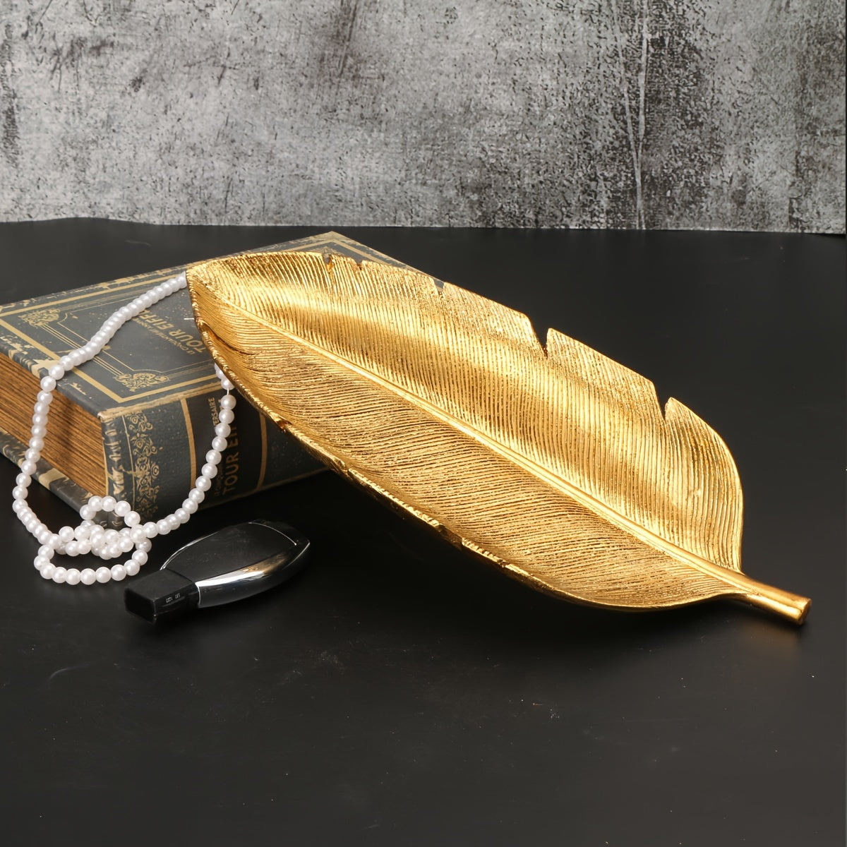 LeafTray – Elegant Resin Leaf-Shaped Tray for Interior Decoration