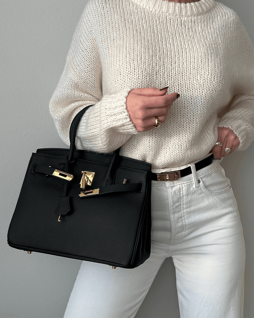 ClassicLeather Bag - Elegant Leather Handbag with Space