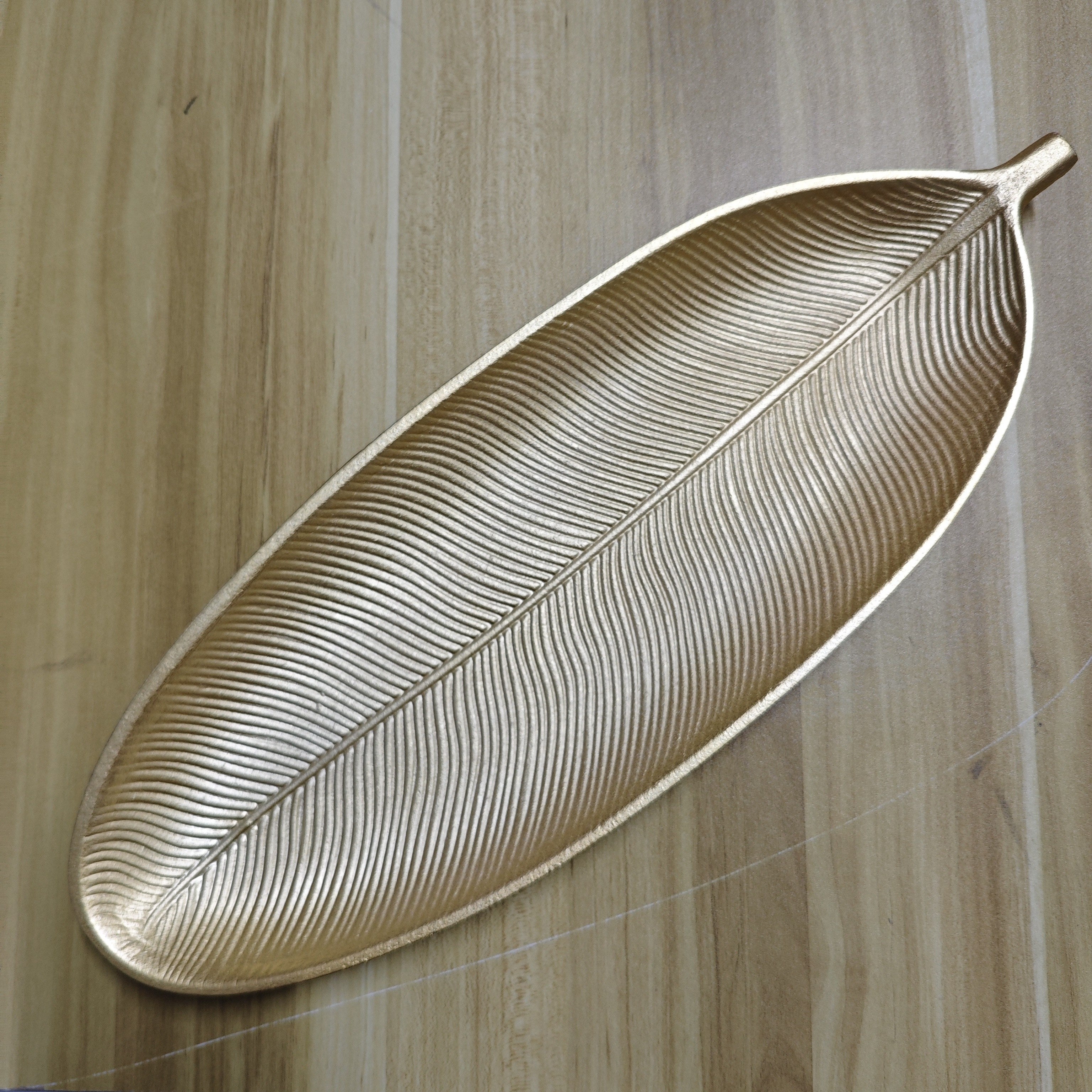 LeafWood – Elegant Leaf-Shaped Wooden Tray