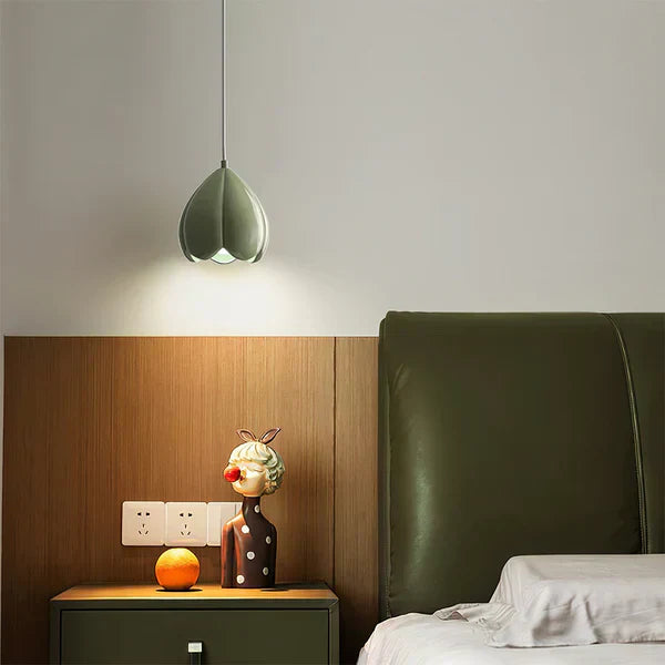 FlowerGlow Pendant Lamp - Elegant Cream-Colored Pendant Lamp for Warm, Atmospheric Interiors