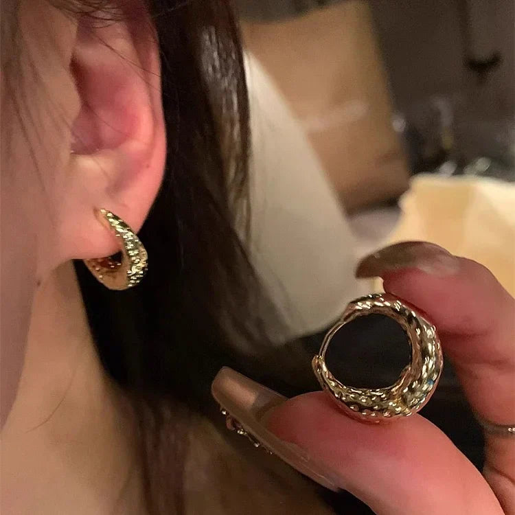 Elegant Noor Hoop Earrings for a Timeless Look
