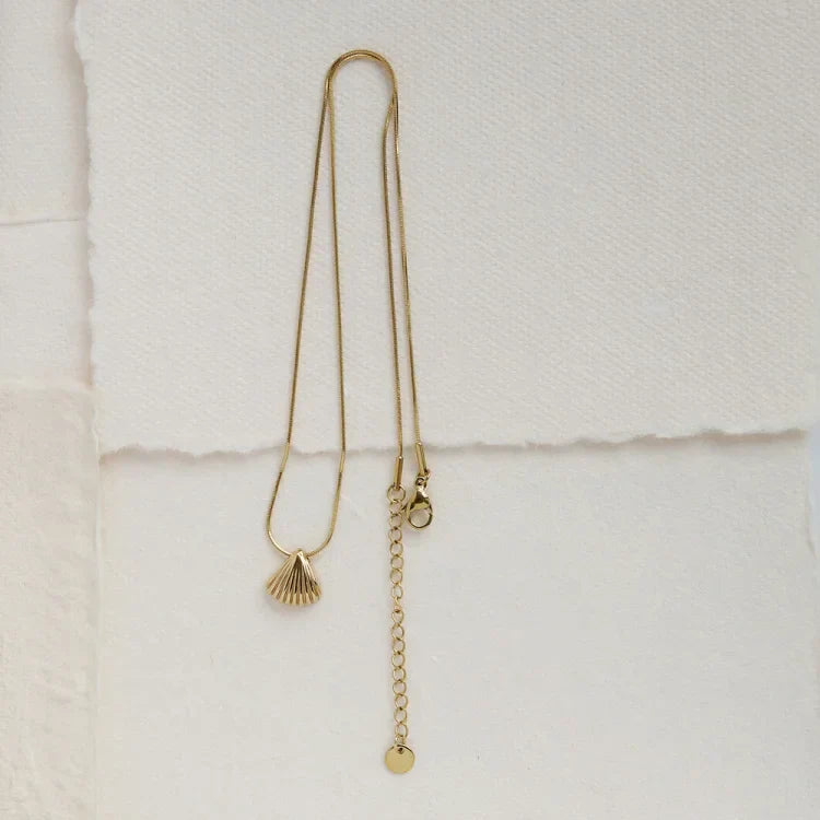 Elegant Lilac Flower Necklace with Golden Scallop Shell
