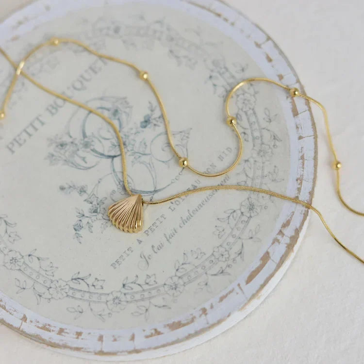 Elegant Lilac Flower Necklace with Golden Scallop Shell