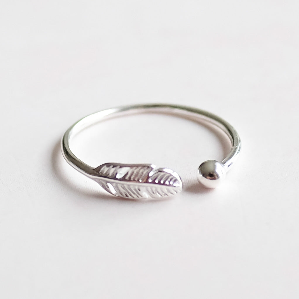 SilverPlume Ring – Elegant Silver Ring with Feather Motif