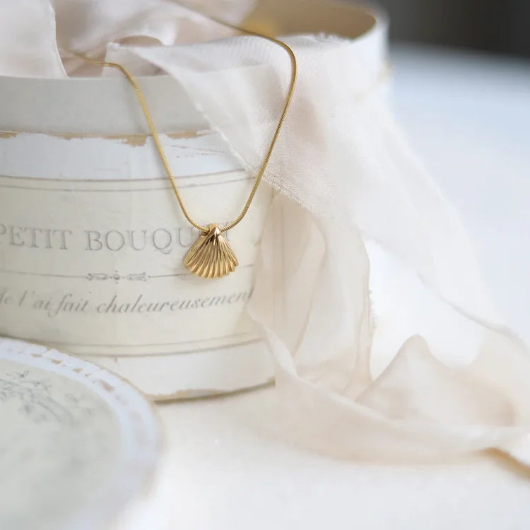 Elegant Lilac Flower Necklace with Golden Scallop Shell