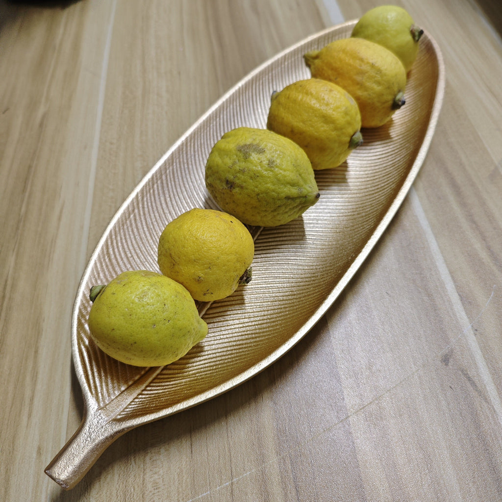 LeafWood – Elegant Leaf-Shaped Wooden Tray