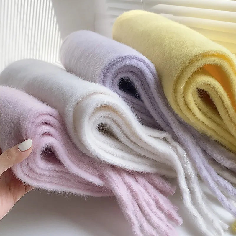 FrostSoft Scarf – Luxurious Warmth for the Winter Months