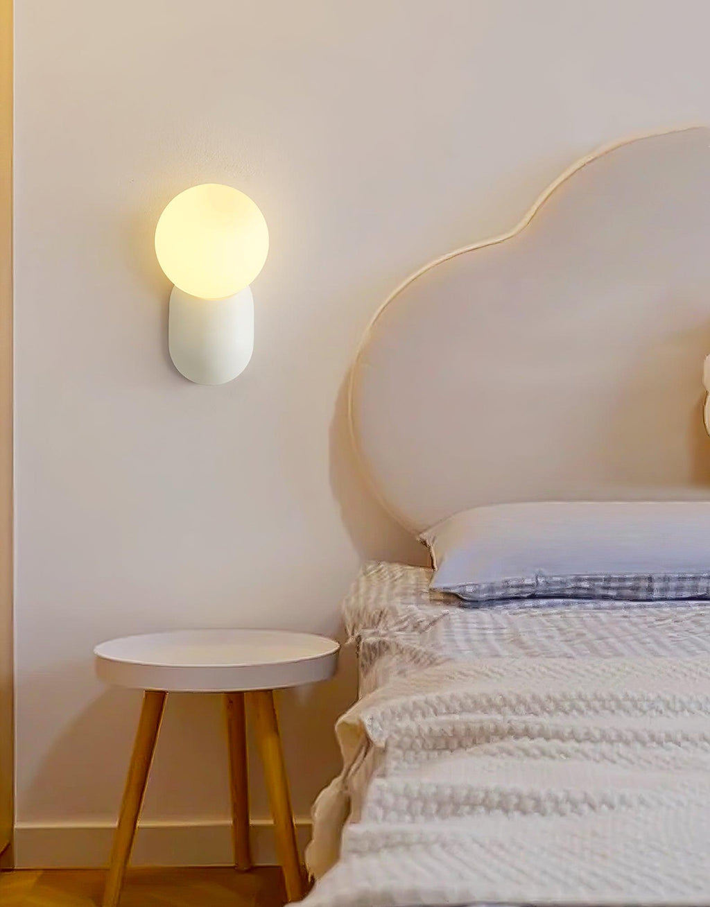 ChicGlow Resin Wall Lamp – Elegance and Energy Efficiency in One