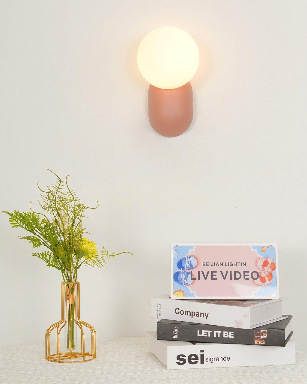 ChicGlow Resin Wall Lamp – Elegance and Energy Efficiency in One