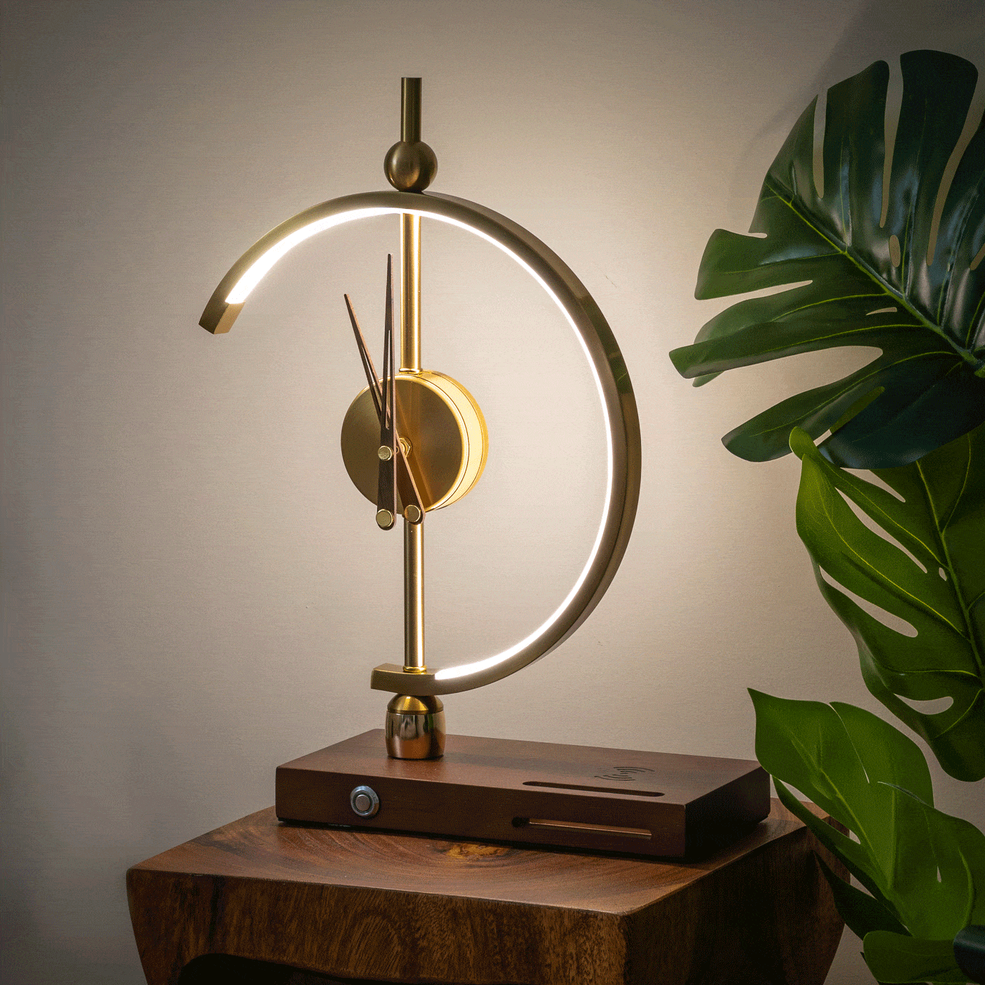 Aurora Luxe Table Lamp – Gold Design with Wireless Charging