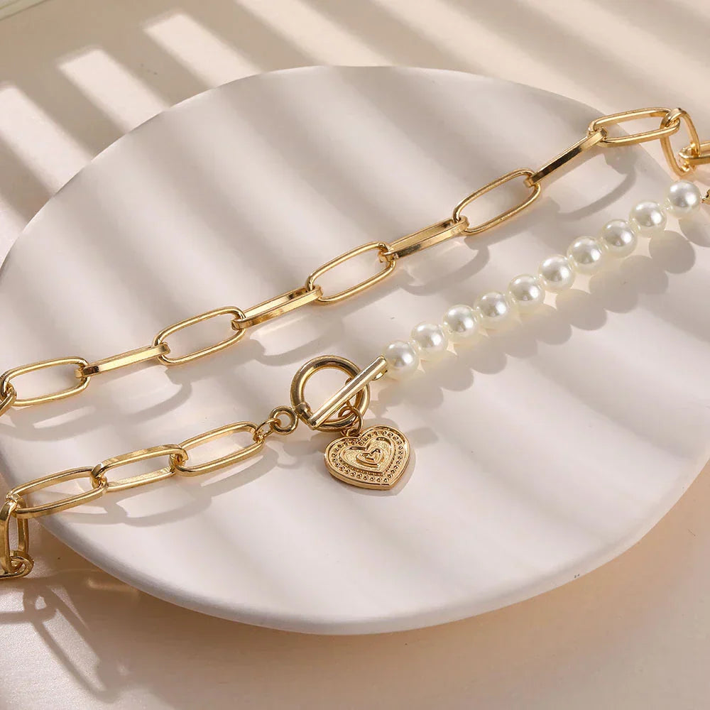 Elegant Golden Heart Necklace with Atmospheric Pearl Accents - Veerle