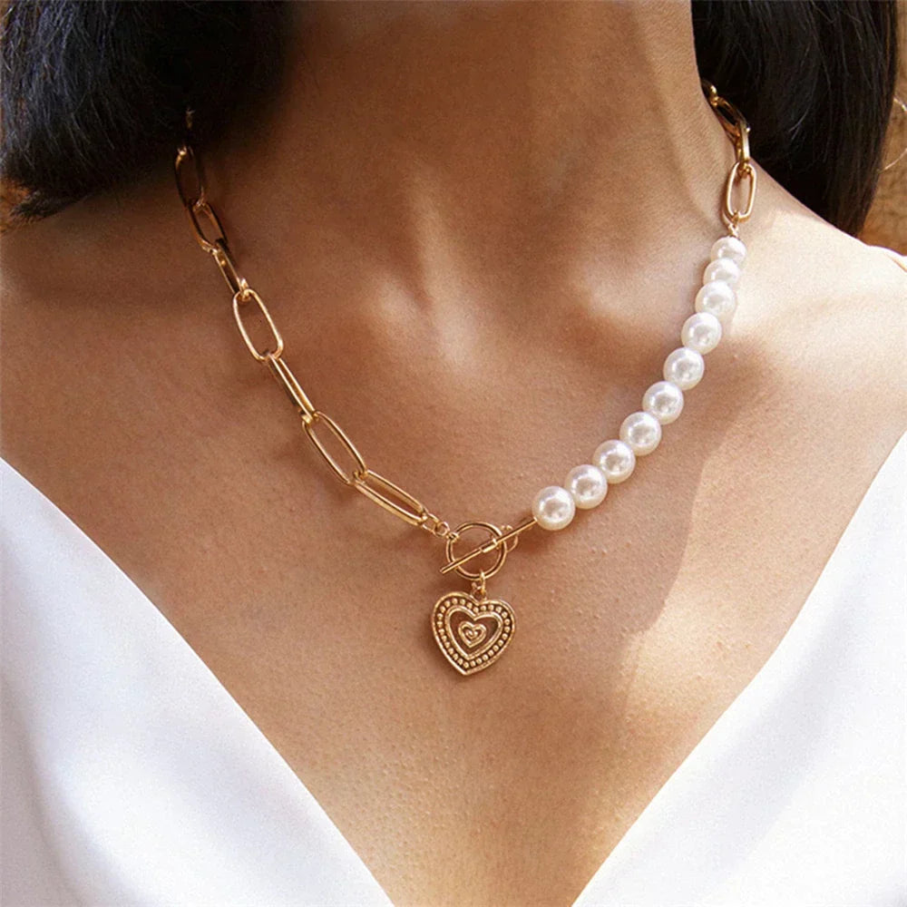 Elegant Golden Heart Necklace with Atmospheric Pearl Accents - Veerle