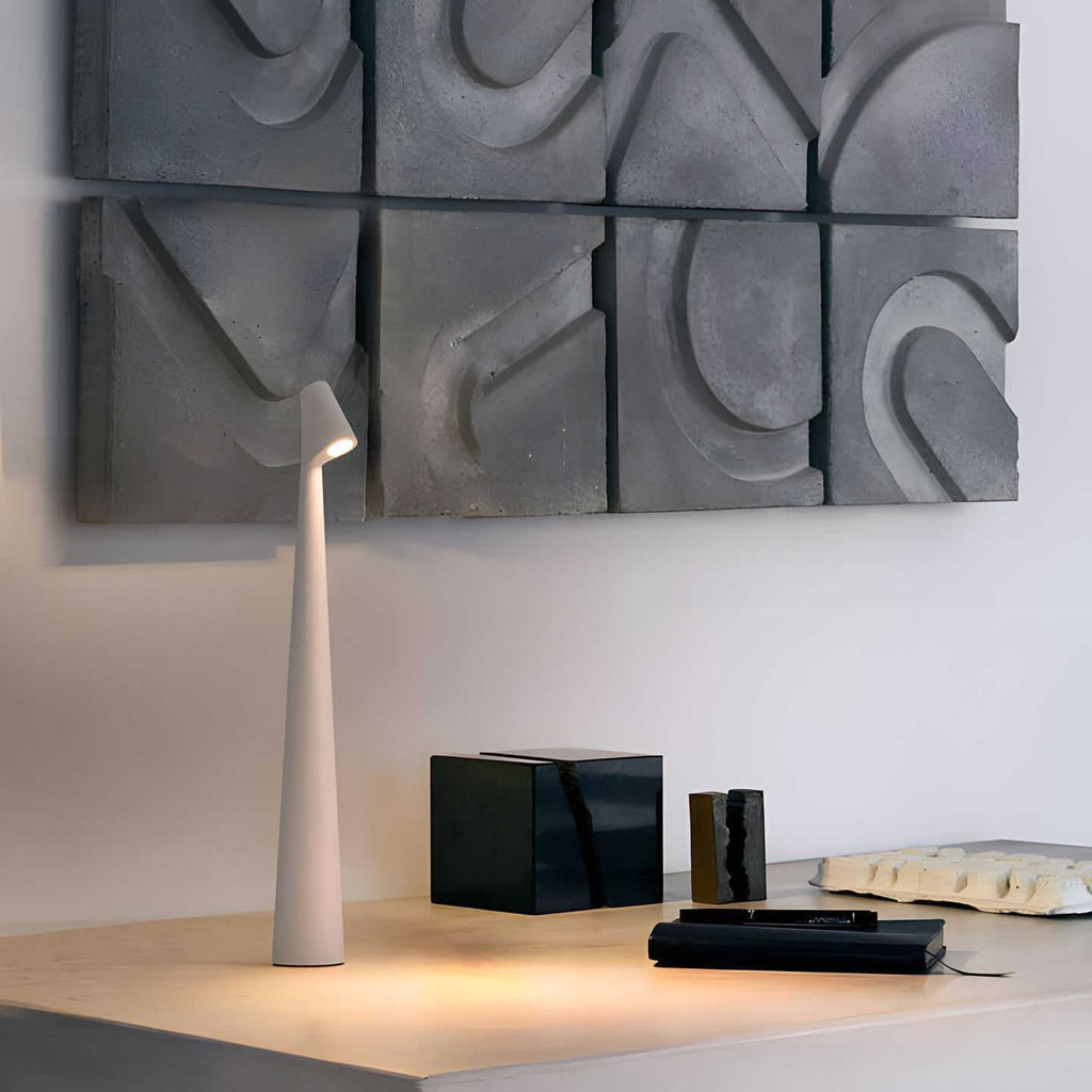 LunaSlim – Elegant Cordless Table Lamp with Adjustable Lighting