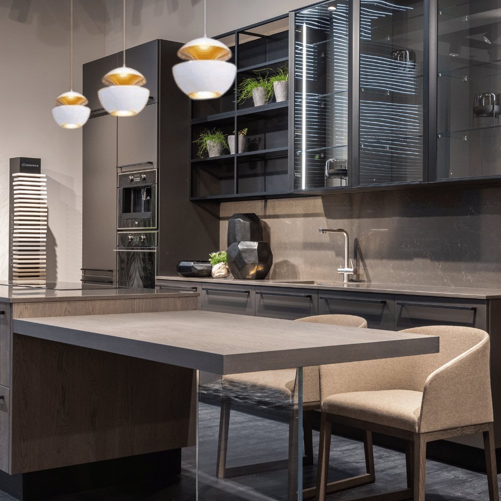 GoldGlow - Luxury Golden Pendant Light for Stylish Dining Areas