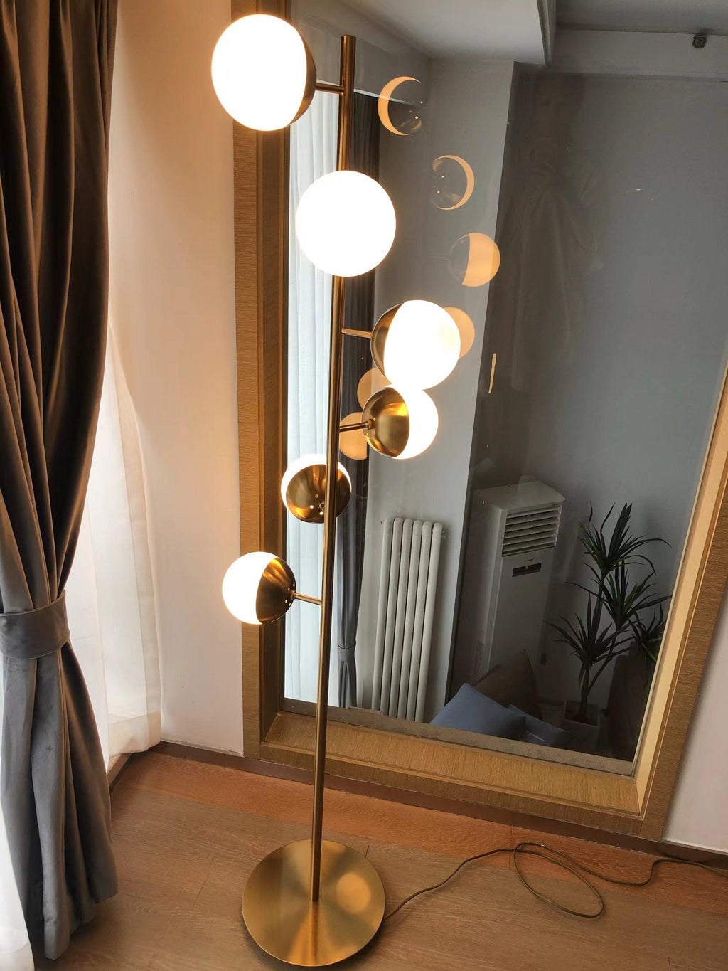 Doppler LED Boomlamp - Retro Elegant LED Floor Lamp