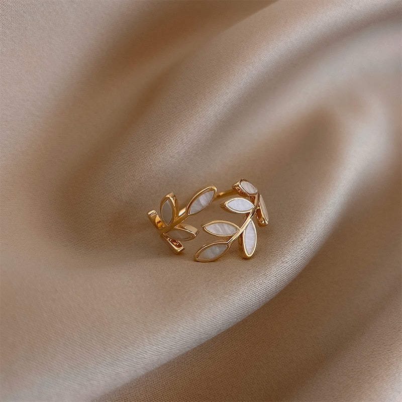 Golden Leaf Ring - Amaryllis Elegance