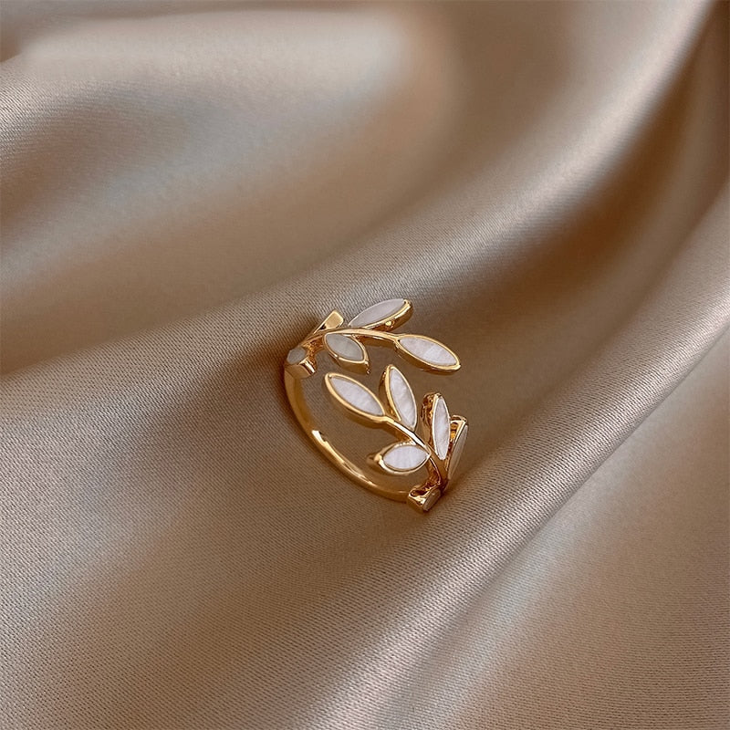 Golden Leaf Ring - Amaryllis Elegance