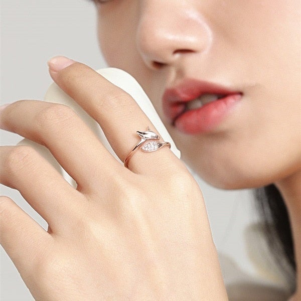 Elegant Silver Fox Ring - Renara