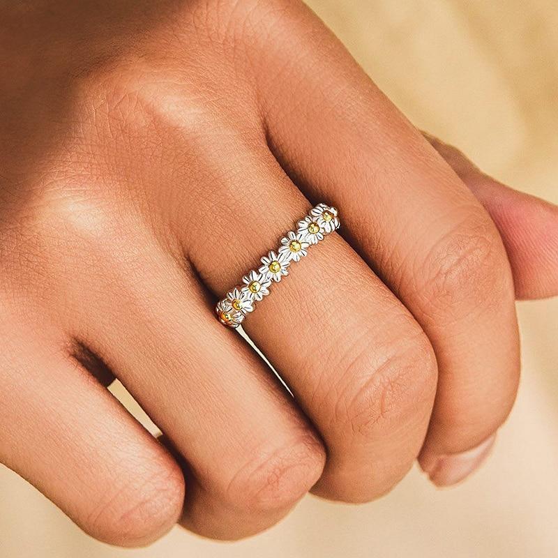 Elegant Adjustable Silver Daisy Ring - Fiora