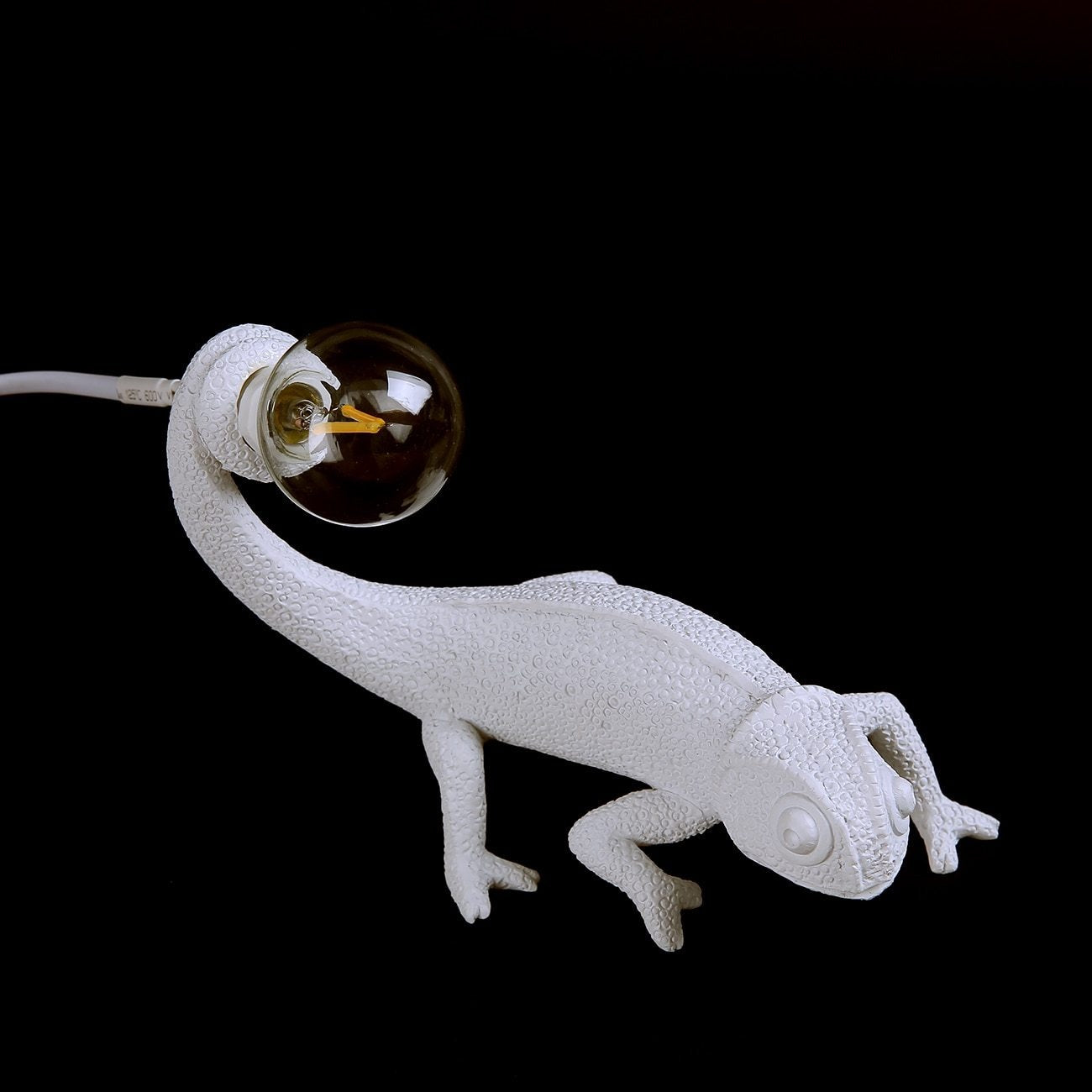 Resin Lizard Table Lamp - Elegant Resin Lizard Table Lamp for Modern Interiors