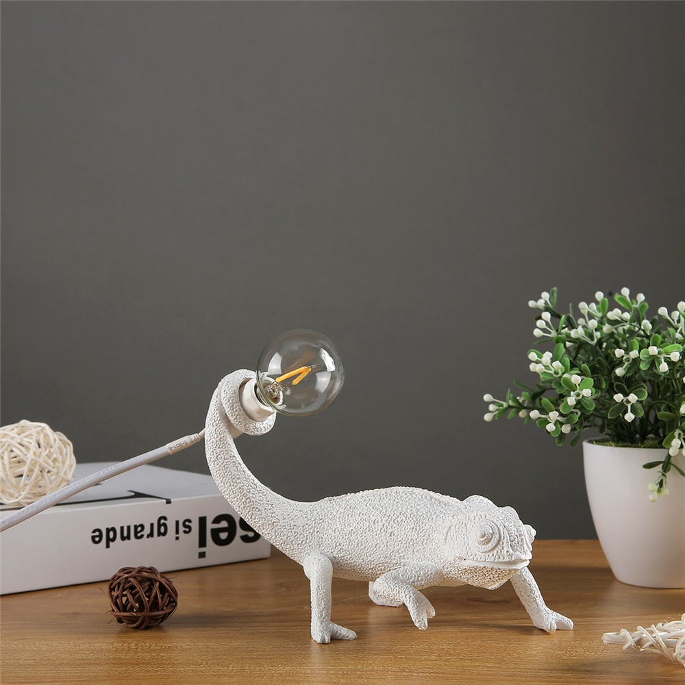 Resin Lizard Table Lamp - Elegant Resin Lizard Table Lamp for Modern Interiors