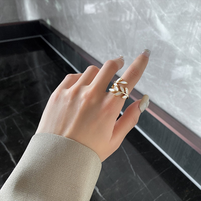 Golden Leaf Ring - Amaryllis Elegance