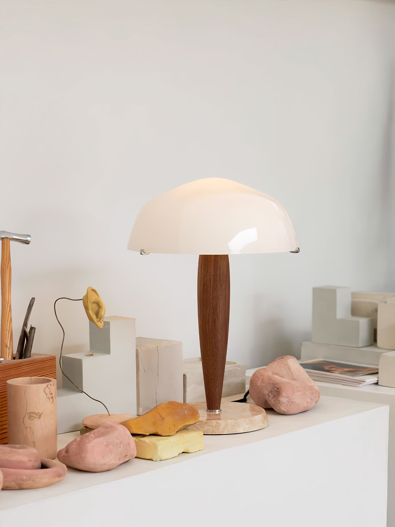 HeritageGlow Table - Timeless Table Lamp with Luxurious Materials
