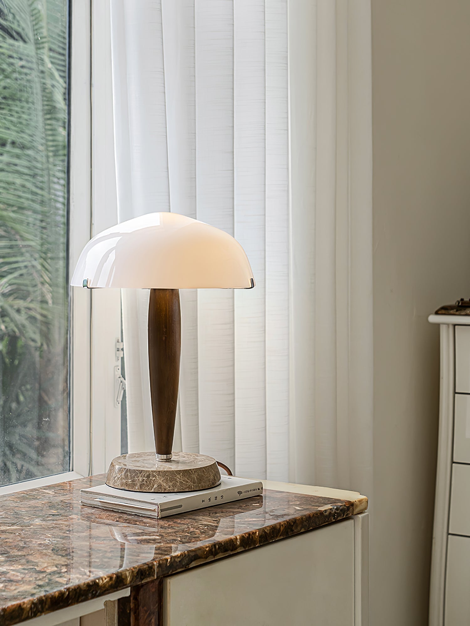 HeritageGlow Table - Timeless Table Lamp with Luxurious Materials
