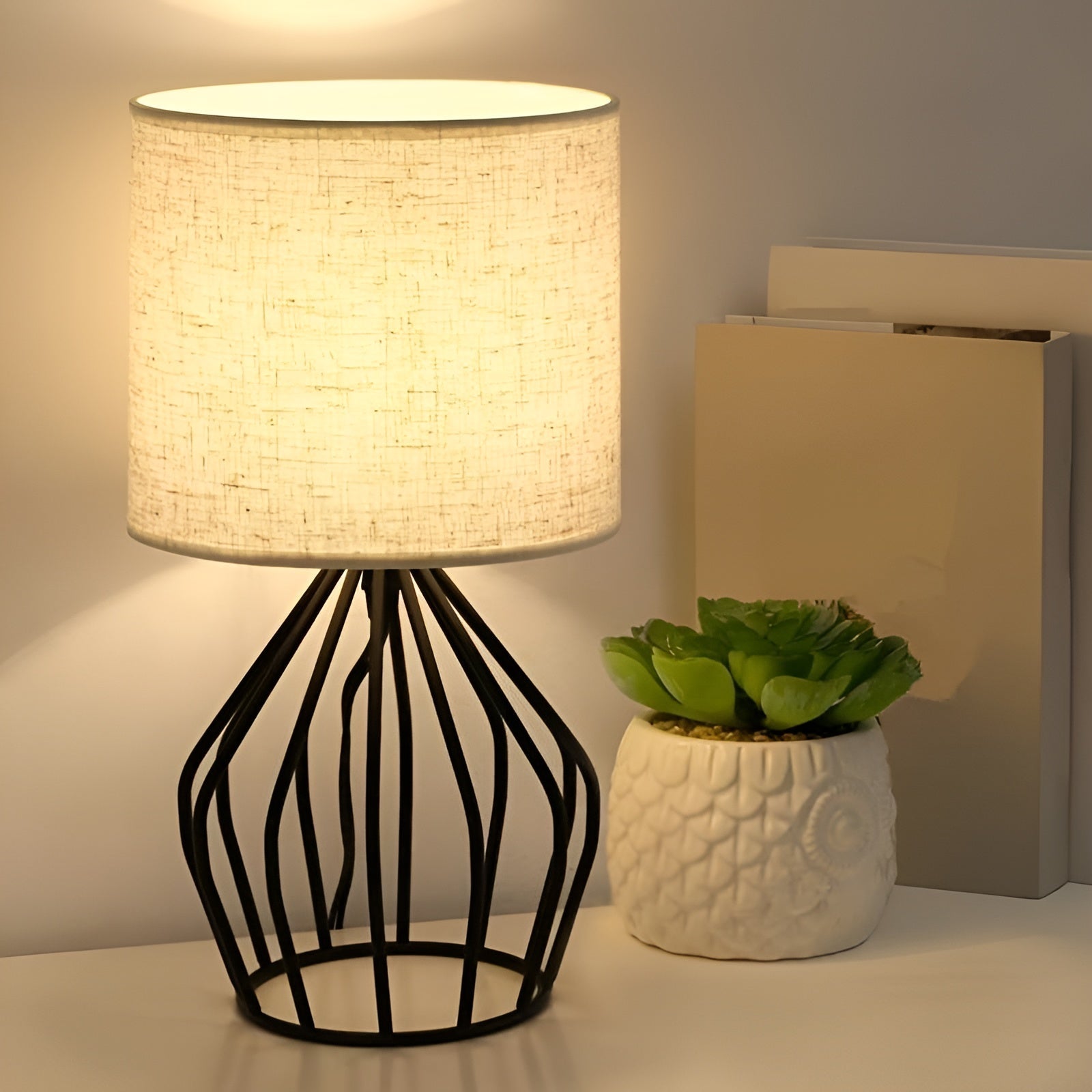 Elegant Table Lamp with Linen Shade and Metal Base – Perfect Lighting