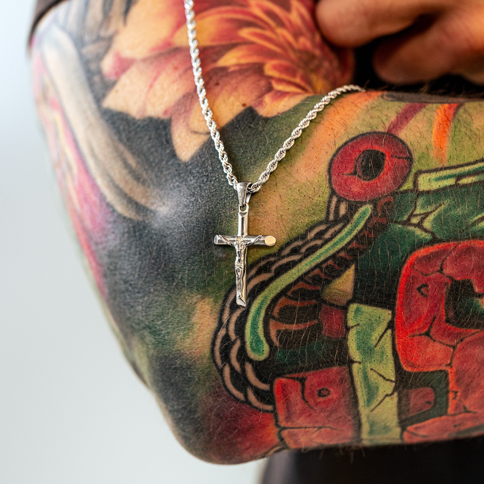 Stylish Men's Necklace with Cross - Salvator Elegance