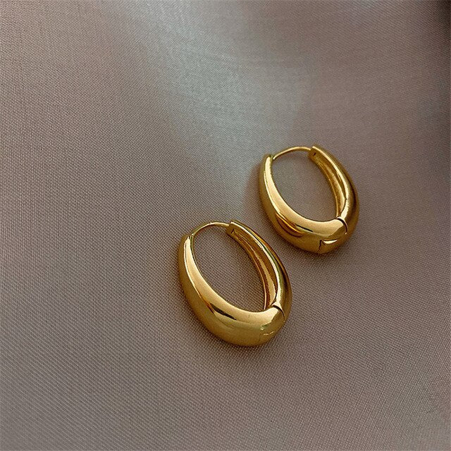 Elegant Gold Hoop Earrings in Classic Design