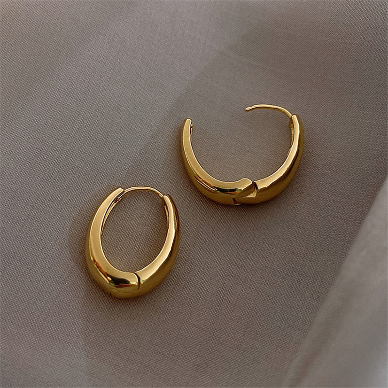 Elegant Gold Hoop Earrings in Classic Design