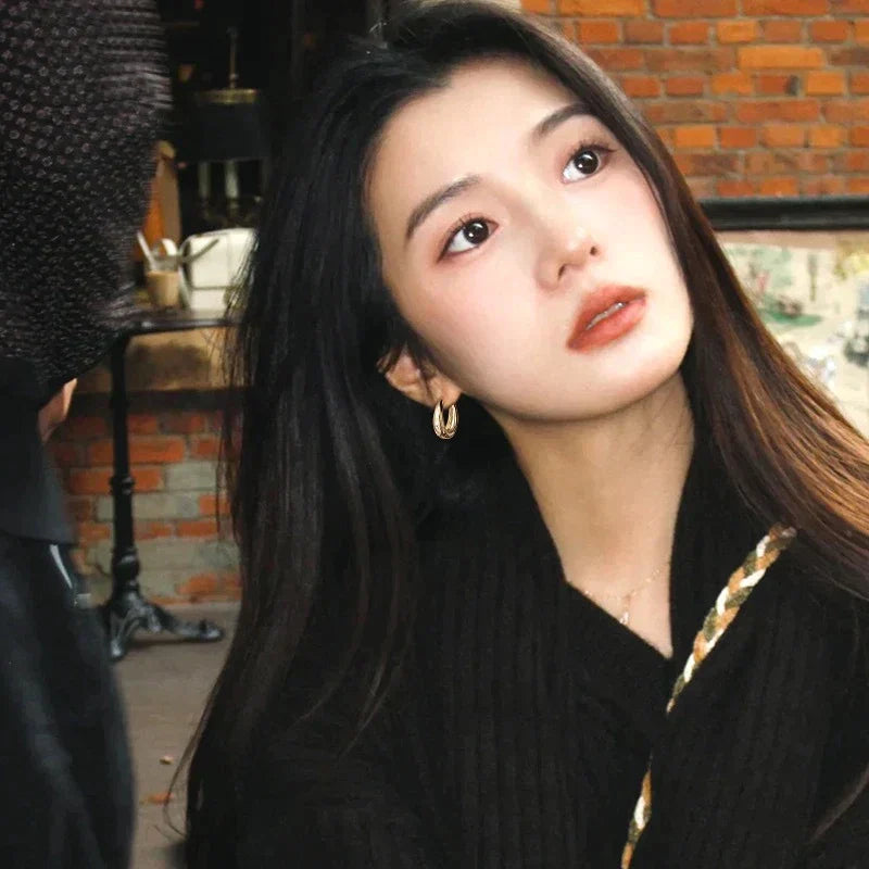 Elegant Gold Hoop Earrings in Classic Design