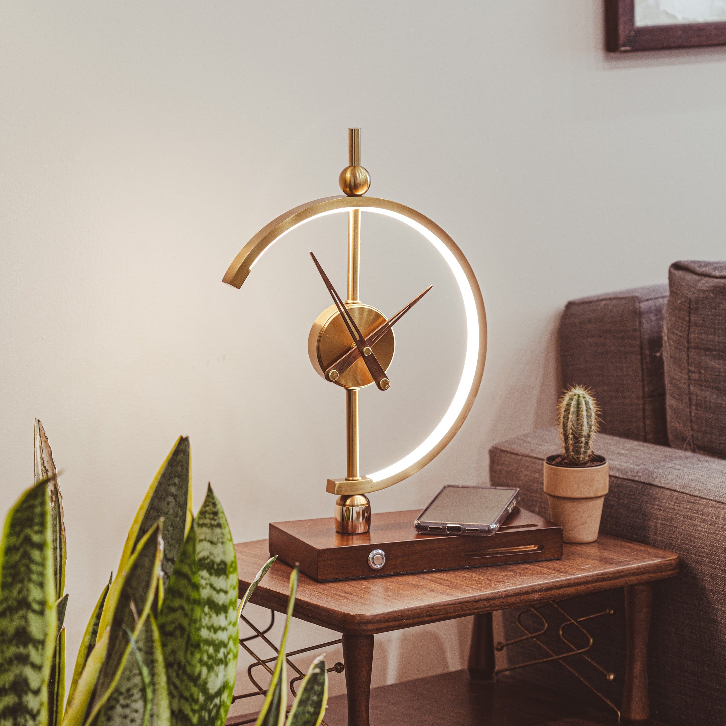 Aurora Luxe Table Lamp – Gold Design with Wireless Charging